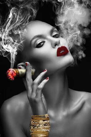 Glasbild „Rauchende Schönheit“ 80 x 120 cm