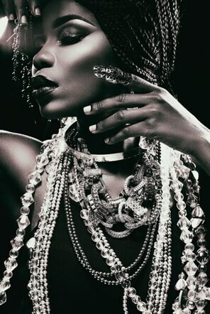 Glasbild „Lady with Jewellery“ 80 x 120 cm