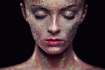 Glasbild „Beauty with Glitter“ 100 x 150 cm