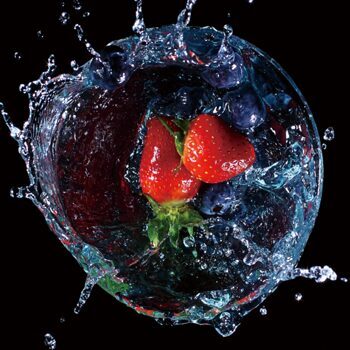 Glasbild „Splash Erdbeere“ 60 x 60 cm